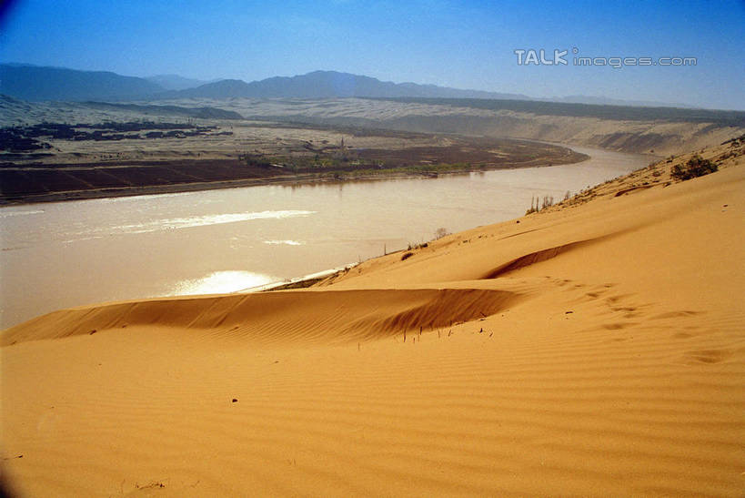 无人,横图,室外,白天,正面,旅游,度假,河流,石头,美景,沙漠,山,山脉,水,中国,亚洲,阴影,光线,纹路,石子,纹理,影子,河水,景观,山顶,山峰,水流,山峦,娱乐,蓝色,蓝天,天空,阳光,自然,群山,天,享受,休闲,景色,放松,晴朗,自然风光,东亚,沉积岩,宁夏,万里无云,肌理,中华人民共和国,西北地区,宁夏回族自治区,宁,颠峰,极峰,水成岩,大漠,砂漠,石块,岩石,晴空,晴空万里,彩图,shtjw1