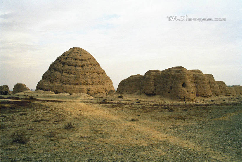 无人,横图,室外,白天,正面,旅游,度假,石头,美景,名胜古迹,山,山脉,标志建筑,地标,建筑,中国,亚洲,阴影,遗迹,光线,石子,影子,景观,山顶,山峰,云,云朵,山峦,云彩,古迹,文物,娱乐,建设,古建筑,蓝色,白云,蓝天,天空,阳光,自然,群山,天,享受,休闲,墓地,旅游胜地,景色,放松,晴朗,坟墓,陵墓,自然风光,坟场,古文明,东亚,沉积岩,宁夏,西夏王陵,银川,首府,中华人民共和国,西北地区,银川市,宁夏回族自治区,宁,颠峰,极峰,水成岩,石块,岩石,晴空,彩图,贺兰山,西夏帝陵,shtjw1