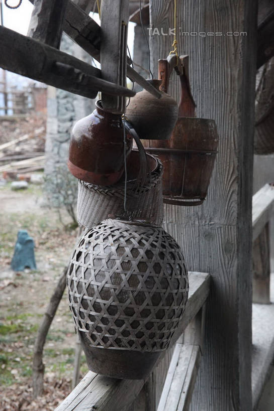 无人,家,木屋,竖图,室外,白天,正面,草地,植物,住宅,草,绿色,农具,耕具,彩图,茅舍,茅屋,棚屋,小木屋,小屋,shtjw1