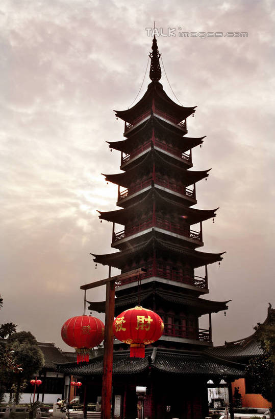 无人,竖图,室外,白天,仰视,旅游,度假,名胜古迹,日落,标志建筑,地标,建筑,照明,中国,亚洲,阴影,遗迹,光线,灯笼,影子,纸灯笼,晚霞,霞光,落日,塔,古迹,文物,娱乐,建设,古建筑,江苏,宝塔,佛塔,阳光,黄昏,灯具,享受,休闲,旅游胜地,彩霞,放松,千灯古镇,照亮,照明设备,古文明,东亚,江苏省,昆山,昆山市,中华人民共和国,华东地区,苏,夕照,浮图,浮屠,薄暮,鹿城,千灯镇,夕阳,彩图,低角度拍摄,傍晚,塔婆,浮图塔,浮头,佛图,昆山千灯古镇,千灯,千墩,斜阳,shtjw1