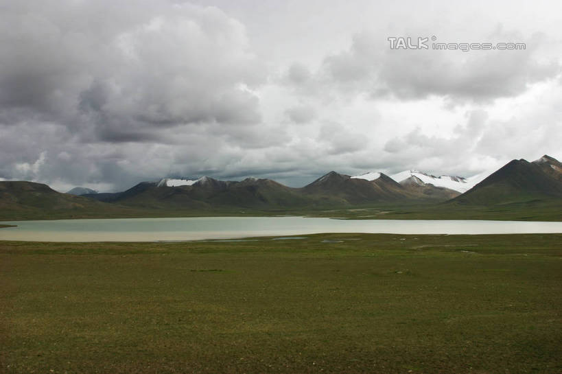 无人,横图,室外,白天,正面,旅游,度假,草地,草原,湖,湖泊,石头,美景,山,山脉,水,植物,亚洲,阴影,光线,石子,影子,湖面,景观,旷野,山顶,山峰,水流,水面,云,云朵,山峦,云彩,娱乐,草,蓝色,绿色,白云,蓝天,天空,阳光,自然,湖水,群山,天,享受,休闲,景色,放松,晴朗,自然风光,原野,东亚,沉积岩,青藏高原,西藏高原,第三极,世界屋脊,颠峰,极峰,水成岩,石块,岩石,晴空,彩图,shtjw1