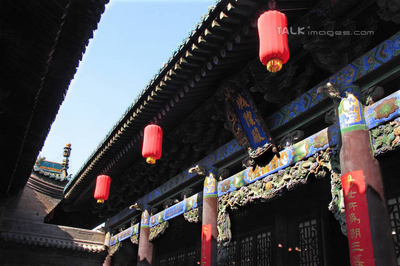 无人,家,横图,室外,白天,仰视,旅游,度假,名胜古迹,标志建筑,地标,建筑,照明,雕塑,中国,春节,对联,亚洲,阴影,节日,庆祝,遗迹,艺术,装饰,光线,标志,灯笼,雕刻,牌匾,文字,影子,纸灯笼,字符,手工艺品,房屋,屋顶,屋子,顶棚,古迹,文化,文物,娱乐,标识,建设,古建筑,楼房,住宅,蓝色,蓝天,天空,阳光,工艺品,灯具,天,庆典,享受,休闲,汉字,旅游胜地,放松,晴朗,纪念,春联,照亮,美术,高雅,照明设备,中国文化,中文,主题,陈列,古文明,东亚,山西,山西省,王家大院,万里无云,中华人民共和国,华北地区,功能,美学,自信心,品位,国文,华文,晋,晋中,晋中市,晴空,晴空万里,彩图,低角度拍摄,房子,对子,楹联,灵石县,灵石,静升镇,shtjw1
