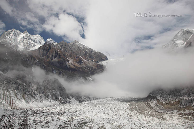 无人,横图,室外,白天,正面,旅游,度假,石头,美景,森林,山,树林,雪,雪山,植物,雾,大雪,贡嘎山,中国,亚洲,阴影,朦胧,模糊,光线,石子,影子,冰,积雪,景观,山顶,山峰,雪景,云,云朵,冬季,冬天,山峦,云彩,娱乐,树,树木,蓝色,绿色,白云,蓝天,天空,阳光,自然,天,享受,休闲,景色,放松,寒冷,四川省,生长,晴朗,成长,迷雾,冰冷,自然风光,东亚,沉积岩,四川,甘孜藏族自治州,中华人民共和国,西南地区,严寒,川,甘孜,甘孜州,冰凉,酷寒,凛冽,凛凛,极冷,保护区,颠峰,极峰,自然保护区,贡嘎山风景区,贡嘎山国家级自然保护区,贡嘎山自然保护区,水成岩,石块,岩石,大雾,晴空,彩图,shtjw1