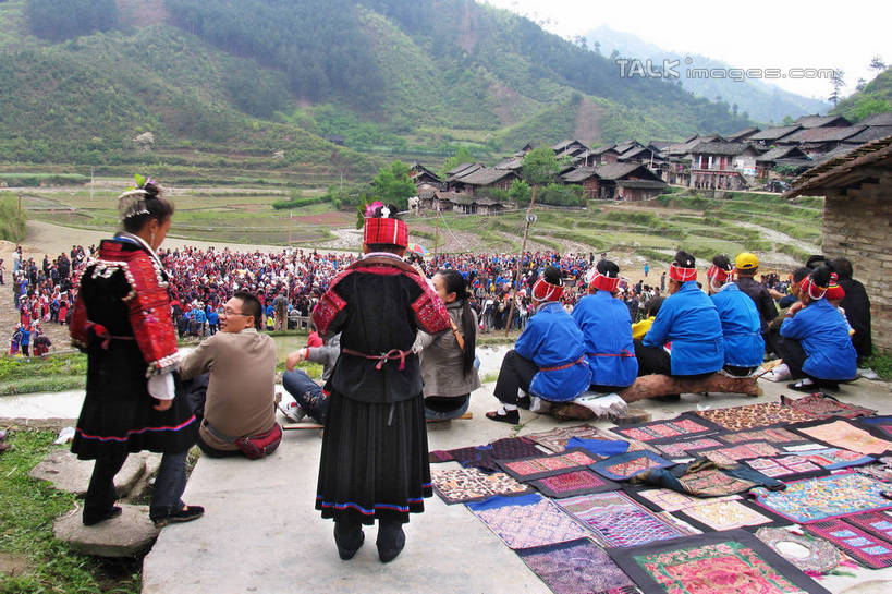 东方人,伙伴,朋友,家,木屋,站,坐,横图,室外,白天,民族服装,旅游,度假,友谊,草地,草坪,石头,美景,山,山脉,植物,中国,亚洲,阴影,服装,光线,石子,影子,景观,山顶,山峰,山峦,许多人,黄种人,娱乐,住宅,草,树,树木,背面,衣服,绿色,阳光,自然,群山,站着,一群人,享受,休闲,景色,放松,服饰,生长,成长,衣着,穿着,自然风光,东亚,沉积岩,贵州,贵州省,台江,中华人民共和国,黔,西南地区,黔东南,黔东南州,黔东南苗族侗族自治州,衣饰,颠峰,极峰,水成岩,友情,男人,男性,年轻男性,年轻女性,女人,女性,中年男性,中年女性,亚洲人,石块,岩石,站立,坐着,半身,彩图,传统服装,民俗服,茅舍,茅屋,棚屋,小木屋,小屋,台江县,老屯乡,shtjw1