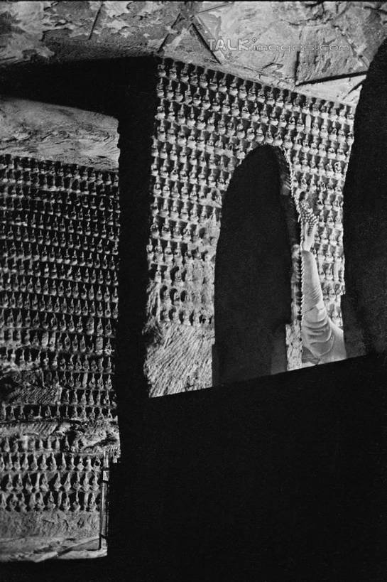 无人,竖图,黑白,室内,白天,正面,旅游,度假,名胜古迹,标志建筑,地标,建筑,雕塑,中国,亚洲,节日,遗迹,艺术,装饰,雕刻,雕像,古迹,文化,文物,娱乐,建设,古建筑,山东,工艺品,祈祷,享受,休闲,健康,旅游胜地,放松,许愿,宗教,佛教,信仰,纪念,祈求,美术,主题,陈列,古文明,东亚,山东省,万佛洞,济南,中华人民共和国,华东地区,省会,功能,美学,鲁,济南市,释教,平安,舜耕山,千佛山,历山,shtjw1