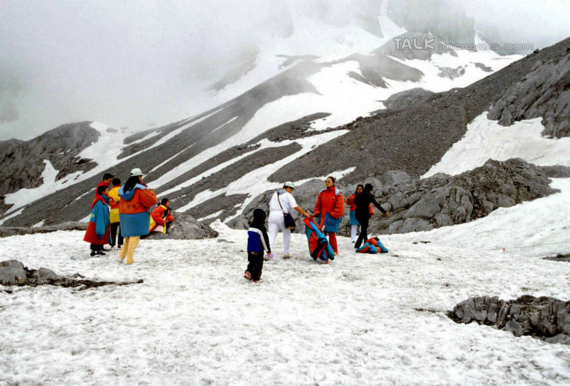 东方人,站,横图,室外,白天,正面,民族服装,旅游,度假,石头,美景,山,雪,雪山,大雪,丽江,中国,亚洲,行人,游客,游人,阴影,服装,光线,石子,影子,冰,积雪,景观,山顶,山峰,雪景,云,云朵,冬季,冬天,山峦,许多人,云彩,注视,黄种人,娱乐,云南,路人,旅客,玉龙雪山,衣服,蓝色,白云,蓝天,天空,阳光,自然,天,观察,看,站着,一群人,享受,休闲,景色,放松,寒冷,服饰,晴朗,观看,察看,冰冷,衣着,穿着,关注,自然风光,东亚,沉积岩,云南省,中华人民共和国,西南地区,严寒,冰凉,酷寒,凛冽,凛凛,极冷,滇,丽江市,衣饰,颠峰,极峰,过客,水成岩,波石欧鲁,黑白雪山,玉龙纳西族自治县,玉龙山,男人,男性,年轻男性,年轻女性,女人,女性,亚洲人,石块,岩石,晴空,站立,彩图,全身,传统服装,民俗服,shtjw1