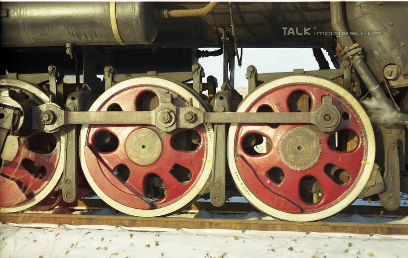 无人,横图,室外,白天,正面,雪,大雪,路,铁路,火车,阴影,光线,影子,积雪,雪景,冬季,冬天,轨道,交通,铁轨,车,阳光,交通工具,寒冷,运输,载具,蒸汽机,严寒,蒸汽机车,火车机车,彩图,shtjw1