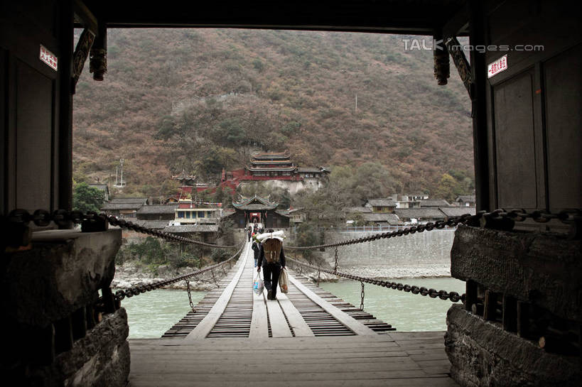 东方人,走,横图,室外,白天,旅游,度假,河流,石头,美景,名胜古迹,山,山脉,水,标志建筑,地标,建筑,中国,亚洲,行人,游客,游人,服装,遗迹,石子,河水,景观,山顶,山峰,水流,桥,山峦,许多人,休闲装,黄种人,古迹,文物,娱乐,建设,古建筑,路人,旅客,背面,衣服,自然,群山,一群人,享受,休闲,休闲服,旅游胜地,景色,放松,服饰,吊桥,四川省,人行桥,悬索桥,自然风光,吊杆,古文明,东亚,沉积岩,四川,泸定桥,甘孜藏族自治州,中华人民共和国,西南地区,川,甘孜,甘孜州,泸定县,颠峰,极峰,锚锭,悬索,过客,水成岩,男人,男性,年轻男性,年轻女性,女人,女性,亚洲人,石块,岩石,步行,散步,走路,彩图,全身,铁索桥,泸定,shtjw1
