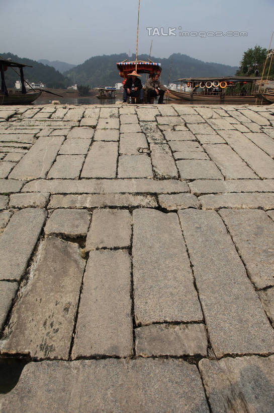 无人,竖图,室外,白天,仰视,旅游,度假,黄山,石头,美景,山,山脉,中国,亚洲,阴影,光线,石子,影子,景观,山顶,山峰,山峦,娱乐,蓝色,蓝天,天空,阳光,自然,群山,天,享受,休闲,景色,放松,晴朗,自然风光,东亚,沉积岩,安徽,安徽省,黄山市,歙县,渔梁坝,万里无云,中华人民共和国,华东地区,皖,颠峰,极峰,水成岩,石块,岩石,晴空,晴空万里,彩图,低角度拍摄,渔梁镇,shtjw1