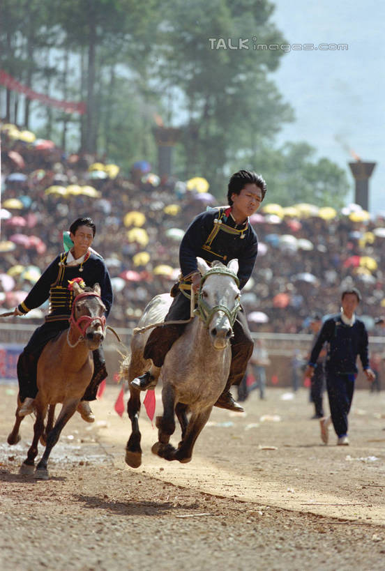 东方人,体育馆,运动场,坐,竖图,室外,白天,正面,植物,马,野生动物,中国,亚洲,阴影,服装,节日,庆祝,光线,伞,影子,雨伞,遮阳伞,看台,许多人,注视,休闲装,黄种人,文化,阳伞,体育场,马场,座位,树,树木,火把节,骑,衣服,蓝色,绿色,蓝天,天空,阳光,自然,动物,天,观察,看,一群人,庆典,休闲,休闲服,运输,服饰,牲畜,四川省,生长,晴朗,成长,观看,纪念,察看,太阳伞,关注,东亚,赛马场,凉山彝族自治州,四川,凉山,万里无云,跑马场,中华人民共和国,西南地区,运动馆,川,凉山州,坐位,男人,男性,年轻男性,年轻女性,女人,女性,中年男性,中年女性,亚洲人,晴空,晴空万里,坐着,半身,彩图,凉山火把节,shtjw1