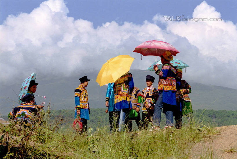东方人,站,横图,室外,白天,正面,民族服装,旅游,度假,草地,草原,美景,植物,中国,亚洲,握,阴影,服装,节日,庆祝,光线,伞,影子,雨伞,遮阳伞,景观,旷野,云,云朵,许多人,拿,云彩,拿着,注视,黄种人,文化,娱乐,阳伞,草,火把节,衣服,蓝色,绿色,白云,蓝天,天空,阳光,自然,天,观察,看,站着,一群人,庆典,享受,休闲,景色,放松,握着,服饰,四川省,晴朗,观看,纪念,察看,太阳伞,衣着,穿着,关注,自然风光,原野,东亚,凉山彝族自治州,四川,凉山,中华人民共和国,西南地区,川,凉山州,衣饰,男人,男性,年轻男性,年轻女性,女人,女性,亚洲人,晴空,站立,半身,彩图,传统服装,民俗服,凉山火把节,shtjw1