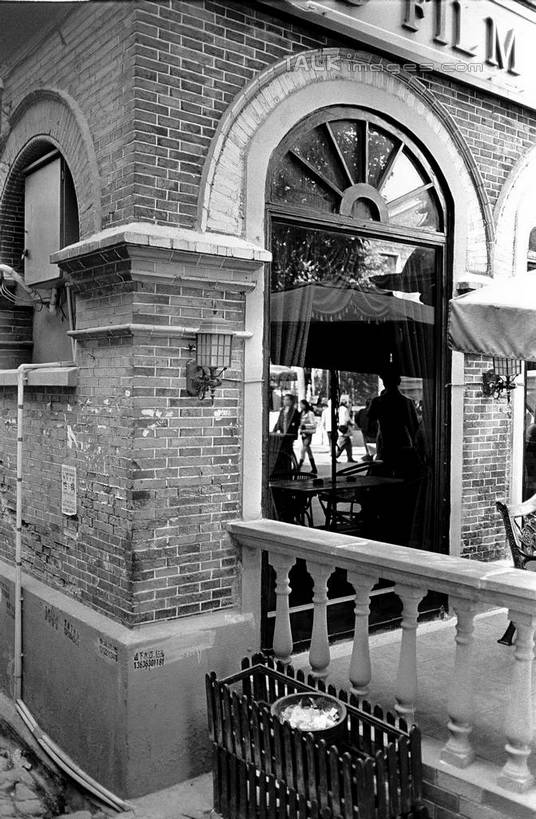 无人,家,栏杆,竖图,黑白,室外,白天,正面,石头,窗户,门,上海,中国,亚洲,石子,房屋,墙,屋子,围栏,小巷,护栏,楼房,弄堂,玻璃窗,墙壁,墙面,石库门,住宅,巷子,门框,申,东亚,上海市,中华人民共和国,沪,华东地区,石块,房子,shtjw1