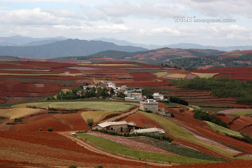 无人,家,农田,横图,室外,白天,正面,旅游,度假,庄稼,农作物,草地,石头,美景,山,山脉,植物,中国,亚洲,阴影,光线,石子,影子,房屋,屋子,景观,泥土,山顶,山峰,土壤,云,云朵,山峦,云彩,娱乐,楼房,云南,住宅,草,蓝色,绿色,白云,蓝天,天空,阳光,自然,群山,天,享受,休闲,景色,放松,晴朗,自然风光,红壤,东亚,沉积岩,云南省,中华人民共和国,西南地区,滇,颠峰,极峰,水成岩,石块,岩石,晴空,红土,彩图,耕地,庄稼田,房子,shtjw1