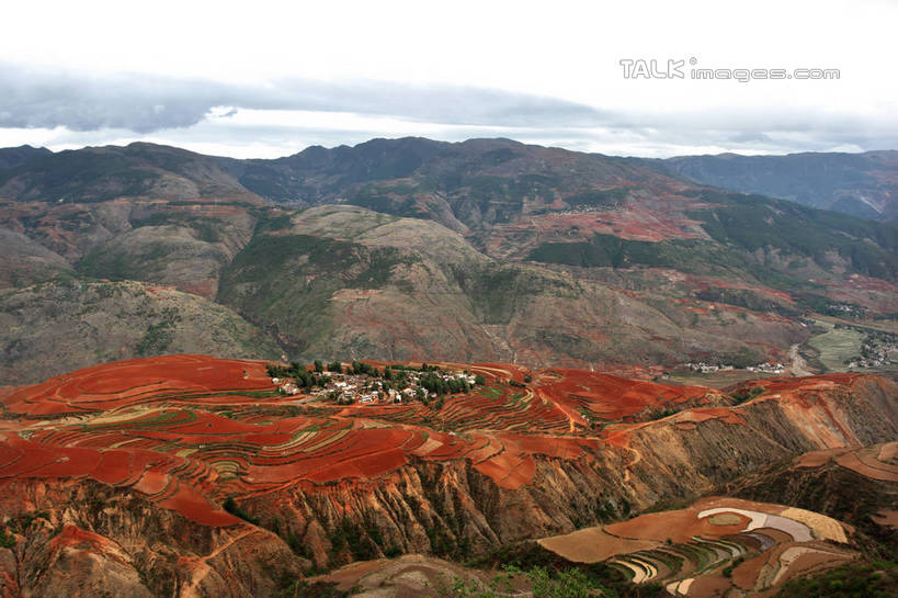 无人,农田,横图,室外,白天,正面,旅游,度假,庄稼,农作物,草地,石头,美景,山,山脉,植物,中国,亚洲,阴影,光线,石子,影子,景观,泥土,山顶,山峰,土壤,云,云朵,山峦,云彩,娱乐,云南,草,蓝色,绿色,白云,蓝天,天空,阳光,自然,群山,天,享受,休闲,景色,放松,晴朗,自然风光,红壤,东亚,沉积岩,云南省,中华人民共和国,西南地区,滇,颠峰,极峰,水成岩,石块,岩石,晴空,红土,彩图,耕地,庄稼田,shtjw1
