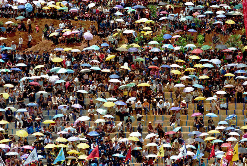 东方人,站,横图,室外,白天,正面,民族服装,亚洲,握,阴影,服装,节日,庆祝,光线,伞,影子,雨伞,遮阳伞,许多人,拿,拿着,黄种人,文化,阳伞,火把节,衣服,阳光,站着,一群人,庆典,握着,服饰,纪念,太阳伞,衣着,穿着,衣饰,男人,男性,年轻男性,年轻女性,女人,女性,中年男性,中年女性,亚洲人,站立,半身,彩图,传统服装,民俗服,凉山火把节,shtjw1