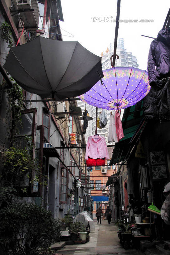 无人,家,竖图,室外,白天,仰视,旅游,度假,标志建筑,道路,地标,建筑,路,上海,中国,亚洲,吊挂,悬挂,伞,雨伞,遮阳伞,房屋,屋子,小路,小巷,交通,挂,娱乐,阳伞,建设,楼房,弄堂,石库门,住宅,巷子,享受,休闲,旅游胜地,放松,申,太阳伞,东亚,上海市,中华人民共和国,沪,华东地区,彩图,低角度拍摄,房子,shtjw1