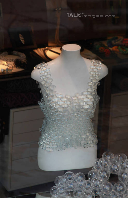 无人,竖图,室外,白天,正面,窗户,落地窗,橱窗,意大利,欧洲,阴影,服装,透明,光线,人造模特,影子,灯光,玻璃窗,衣服,服饰,道具,衣着,穿着,南欧,服装模特,模特道具,玻璃橱窗,意大利共和国,时装道具,展示道具,服装模特道具,陈列道具,通透,衣饰,彩图,shtjw1