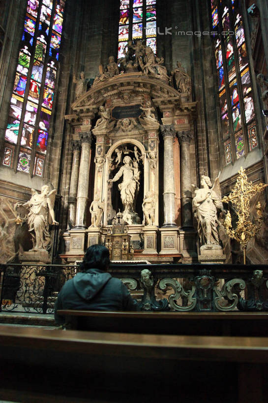 西方人,无人,三个人,教堂,站,竖图,室内,白天,正面,旅游,度假,标志建筑,地标,建筑,雕塑,意大利,佛罗伦萨,欧洲,欧洲人,节日,艺术,装饰,雕刻,雕像,文化,娱乐,建设,工艺品,祈祷,站着,享受,休闲,健康,旅游胜地,放松,许愿,宗教,信仰,纪念,祈求,美术,基督教,托斯卡纳,南欧,天主教,主题,陈列,信念,世界文化遗产,意大利共和国,首府,功能,美学,百花之城,翡冷翠,佛罗伦萨大教堂,花之圣母大教堂,圣母百花大教堂,托斯卡纳大区,彩绘玻璃,彩色玻璃,教堂玻璃,艺术玻璃,平安,年轻女性,女人,女性,白种人,站立,彩图,全身,大教堂,礼拜堂,shtjw1