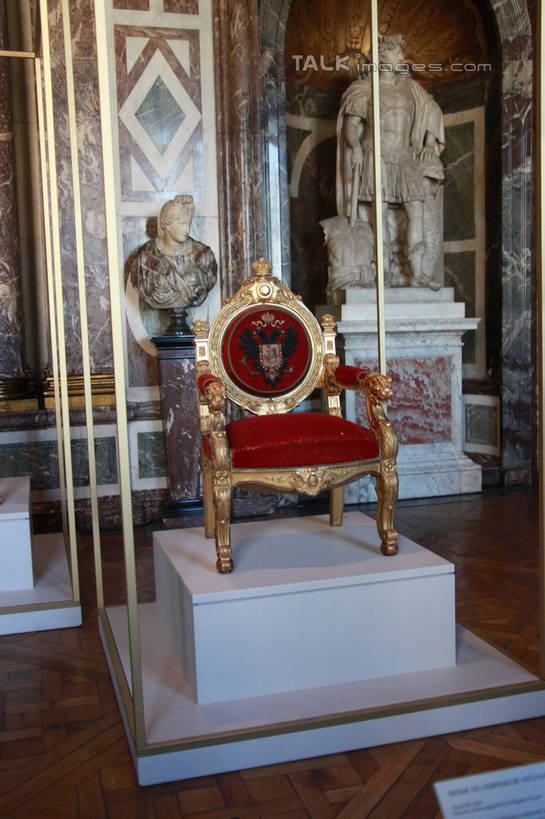 无人,博物馆,竖图,室内,白天,正面,旅游,度假,标志建筑,地标,建筑,椅子,雕塑,法国,巴黎,欧洲,研究,艺术,装饰,雕刻,雕像,卢浮宫,首都,教育,娱乐,建设,工艺品,享受,休闲,旅游胜地,放松,纪念,展览,美术,西欧,欣赏,法兰西,主题,陈列,法兰西共和国,功能,美学,法兰西第五共和国,罗浮宫博物馆,法兰西岛,法兰西岛大区,典藏,彩图,巴黎省,巴黎市,shtjw1