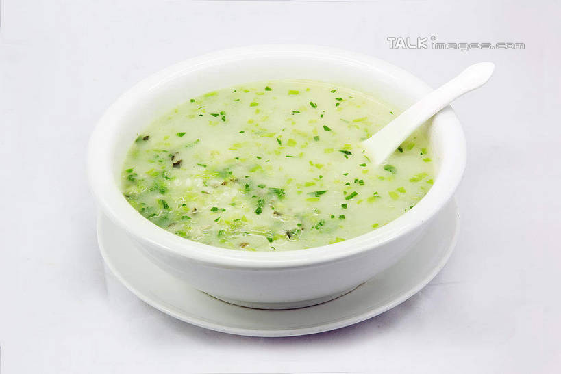 米饭,无人,横图,俯视,室内,特写,白天,烹饪,中餐,蔬菜,餐具,阴影,灰色背景,新鲜,反射,碟子,盘,影子,勺子,陶瓷,青菜,料理,食品,陶瓷制品,饭,菜汤饭,菜肴,美食,食物,盘子,容器,调羹,碟,汤匙,碗,中式,摄影,佳肴,有机食品,绿色食品,影棚,储藏,五谷,储存,小白菜,不结球白菜,彩图,高角度拍摄,影棚拍摄,拍摄,菜泡饭,贮存,shwf1