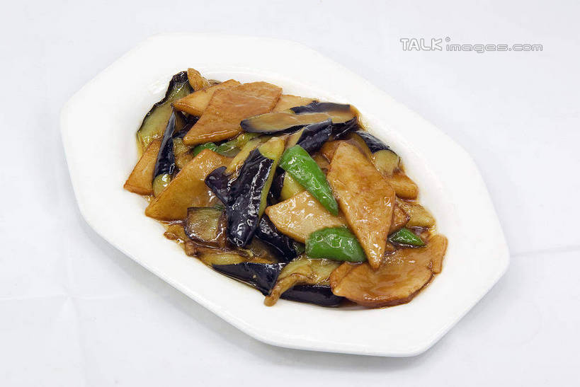 无人,横图,俯视,室内,特写,白天,烹饪,中餐,茄子,蔬菜,土豆,餐具,阴影,灰色背景,新鲜,反射,碟子,盘,影子,青椒,料理,食品,地三鲜,菜肴,美食,食物,紫色,盘子,碟,中式,摄影,佳肴,有机食品,绿色食品,影棚,紫茄子,大椒,馍馍蛋,菜椒,洋芋,甜椒,柿子椒,山药蛋,马铃薯,落苏,酪酥,昆仑瓜,灯笼椒,矮瓜,彩图,高角度拍摄,影棚拍摄,拍摄,shwf1