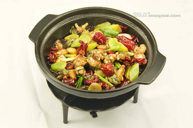 无人,横图,俯视,室内,特写,白天,烹饪,中餐,辣椒,蔬菜,洋葱,餐具,厨具,阴影,灰色背景,新鲜,反射,碟子,锅子,盘,砂锅,影子,陶瓷,肉,料理,食品,陶瓷制品,锅,干锅牛蛙,菜肴,美食,肉类,食物,盘子,碟,中式,摄影,佳肴,有机食品,绿色食品,影棚,锅具,玉葱,川菜,肉食,烹饪用具,辣角,红海椒,大椒,辣虎,广椒,四川菜,荷兰葱,烹调用具,圆葱,洋葱头,球葱,辣子,红辣椒,海椒,番椒,葱头,烹调,彩图,高角度拍摄,影棚拍摄,拍摄,牛蛙肉,蛙肉,shwf1