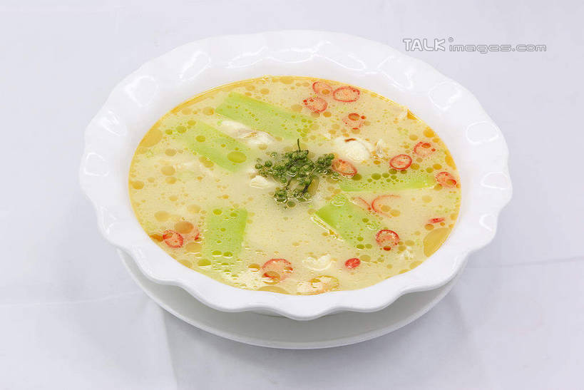 海鲜,无人,横图,俯视,室内,特写,白天,烹饪,中餐,辣椒,蔬菜,阴影,灰色背景,新鲜,反射,影子,陶瓷,莴苣,莴笋,汤,料理,食品,陶瓷制品,蛤蜊,水产,蛤蜊莴笋汤,菜肴,美食,海洋生物,食物,一个,容器,碗,中式,蛤,摄影,佳肴,有机食品,绿色食品,影棚,单个,储藏,储存,水生动物,海产品,水生物,海底动物,辣角,红海椒,大椒,辣虎,广椒,香笋,蛤仔,千金菜,辣子,红辣椒,海椒,番椒,彩图,高角度拍摄,影棚拍摄,拍摄,贮存,shwf1