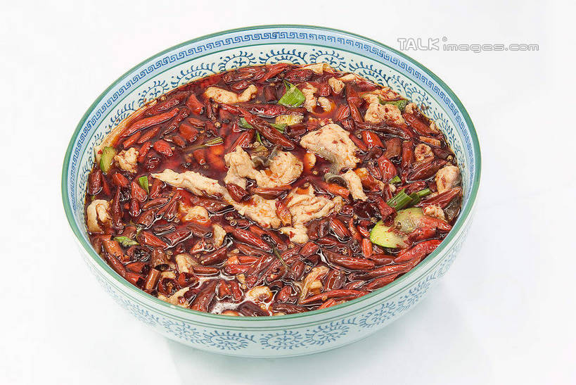 无人,横图,俯视,室内,特写,白天,烹饪,中餐,辣椒,蔬菜,阴影,灰色背景,新鲜,反射,影子,陶瓷,肉,鱼肉,鱼片,料理,食品,陶瓷制品,水煮鱼,菜肴,美食,肉类,食物,一个,容器,碗,中式,摄影,佳肴,有机食品,绿色食品,影棚,单个,储藏,储存,川菜,肉食,辣角,红海椒,大椒,辣虎,广椒,四川菜,辣子,红辣椒,海椒,番椒,彩图,高角度拍摄,影棚拍摄,拍摄,江水煮江鱼,贮存,shwf1