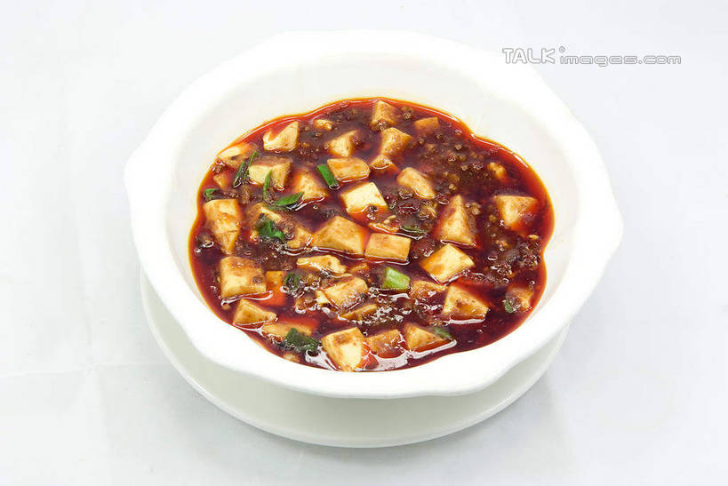 豆腐,无人,横图,俯视,室内,特写,白天,烹饪,中餐,蔬菜,餐具,厨具,阴影,灰色背景,新鲜,反射,碟子,锅子,盘,砂锅,影子,陶瓷,葱,青葱,料理,食品,陶瓷制品,锅,麻婆豆腐,菜肴,美食,食物,盘子,碟,中式,摄影,佳肴,有机食品,绿色食品,影棚,锅具,豆制品,川菜,烹饪用具,四川菜,烹调用具,烹调,彩图,高角度拍摄,影棚拍摄,拍摄,shwf1