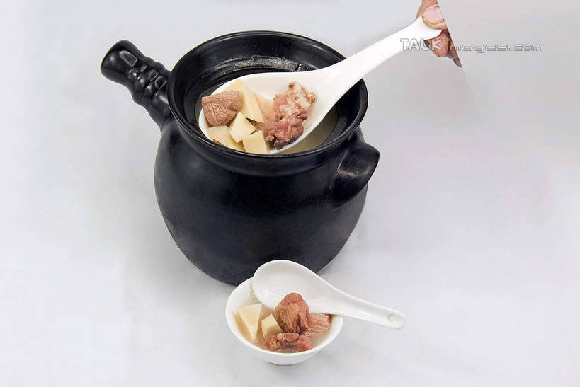 无人,横图,俯视,室内,特写,白天,烹饪,中餐,蔬菜,土豆,阴影,灰色背景,新鲜,反射,影子,勺子,陶瓷,肉,牛肉,料理,食品,陶瓷制品,牛肉土豆煲,菜肴,美食,肉类,食物,容器,调羹,汤匙,碗,中式,摄影,佳肴,有机食品,绿色食品,影棚,储藏,储存,肉食,馍馍蛋,坛子,洋芋,山药蛋,马铃薯,彩图,高角度拍摄,影棚拍摄,拍摄,贮存,shwf1