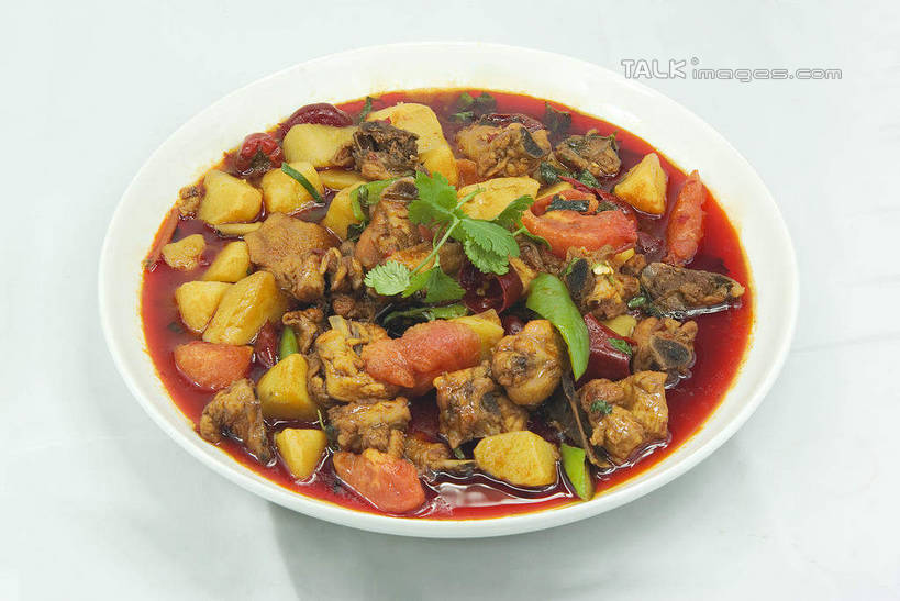 咖哩,无人,横图,俯视,室内,特写,白天,烹饪,中餐,蔬菜,土豆,阴影,灰色背景,新鲜,反射,影子,陶瓷,调料,鸡肉,肉,料理,食品,陶瓷制品,调味品,调味料,咖喱,菜肴,美食,肉类,食物,容器,碗,中式,摄影,佳肴,有机食品,绿色食品,影棚,储藏,储存,肉食,馍馍蛋,洋芋,山药蛋,马铃薯,彩图,高角度拍摄,影棚拍摄,拍摄,大盘鸡,新疆菜,新疆大盘鸡,贮存,shwf1