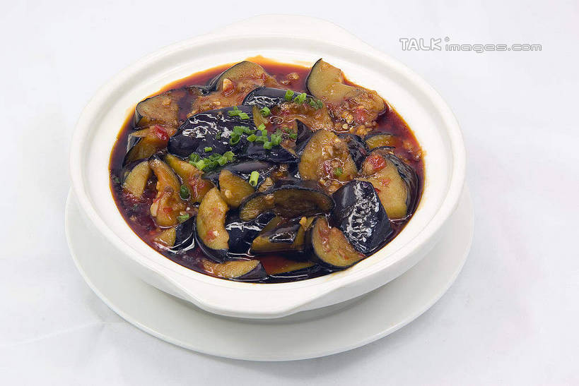 无人,横图,俯视,室内,特写,白天,烹饪,中餐,茄子,蔬菜,餐具,厨具,阴影,灰色背景,新鲜,反射,碟子,锅子,盘,砂锅,影子,陶瓷,芝麻,料理,食品,陶瓷制品,锅,鱼香茄子煲,菜肴,美食,食物,盘子,碟,中式,摄影,佳肴,有机食品,绿色食品,影棚,锅具,烹饪用具,脂麻,胡麻,白麻,巨胜子,油麻,广东菜,粤菜,烹调用具,落苏,酪酥,昆仑瓜,矮瓜,烹调,彩图,高角度拍摄,影棚拍摄,拍摄,茄子煲,shwf1