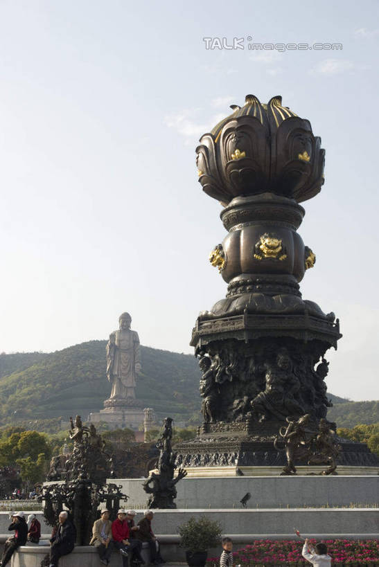 东方人,走,竖图,室外,白天,仰视,旅游,度假,名胜古迹,山,山脉,植物,标志建筑,地标,建筑,喷泉,雕塑,中国,亚洲,行人,游客,游人,阴影,服装,遗迹,艺术,装饰,光线,雕刻,雕像,影子,景观,山峰,云,云朵,山峦,许多人,云彩,注视,休闲装,黄种人,古迹,文化,文物,娱乐,建设,古建筑,江苏,九龙灌浴,无锡,路人,旅客,树,树木,衣服,蓝色,绿色,白云,蓝天,天空,阳光,自然,工艺品,群山,天,观察,看,品味,一群人,享受,休闲,休闲服,灵山,旅游胜地,放松,服饰,生长,晴朗,成长,观看,纪念,美术,察看,关注,主题,水景,陈列,古文明,东亚,江苏省,灵山胜境,无锡灵山,中华人民共和国,华东地区,苏,功能,美学,美观,无锡市,过客,男人,男性,年轻男性,年轻女性,女人,女性,亚洲人,设计,晴空,步行,散步,走路,半身,彩图,低角度拍摄,铜雕,滨湖区,无锡灵山大佛景区,灵山大佛景区,shwf1