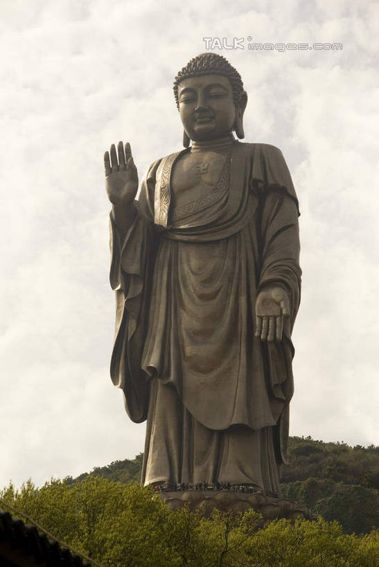 东方人,一个人,无人,站,举,竖图,室外,白天,仰视,民族服装,旅游,度假,名胜古迹,山,山脉,标志建筑,地标,建筑,雕塑,中国,亚洲,仅一个男性,仅一个人,仅一个中年男性,阴影,遗迹,艺术,装饰,光线,雕刻,雕像,影子,山峰,云,云朵,山峦,云彩,黄种人,古迹,文物,娱乐,建设,古建筑,江苏,灵山大佛,无锡,小灵山,蓝色,白云,蓝天,天空,阳光,工艺品,群山,天,托,站着,享受,休闲,灵山,旅游胜地,放松,晴朗,纪念,美术,主题,陈列,古文明,东亚,江苏省,灵山胜境,无锡灵山,中华人民共和国,华东地区,苏,功能,美学,无锡市,男人,男性,中年男性,亚洲人,晴空,举起,举手,举着,向上举,向上伸,向上托,站立,彩图,低角度拍摄,全身,传统服装,民俗服,铜雕,滨湖区,无锡灵山大佛景区,灵山大佛景区,shwf1