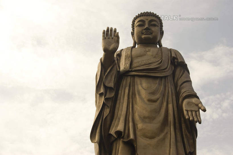 东方人,一个人,无人,站,举,横图,室外,白天,仰视,民族服装,旅游,度假,名胜古迹,标志建筑,地标,建筑,雕塑,中国,亚洲,仅一个男性,仅一个人,仅一个中年男性,阴影,节日,遗迹,艺术,装饰,光线,雕刻,雕像,影子,云,云朵,云彩,黄种人,古迹,文化,文物,娱乐,建设,古建筑,江苏,灵山大佛,无锡,小灵山,蓝色,白云,蓝天,天空,阳光,工艺品,天,祈祷,托,站着,享受,休闲,健康,灵山,旅游胜地,放松,许愿,宗教,佛教,信仰,晴朗,纪念,祈求,美术,主题,陈列,佛祖,古文明,东亚,佛陀,江苏省,灵山胜境,无锡灵山,中华人民共和国,华东地区,苏,功能,美学,无锡市,释教,圣人,佛教创始者,乔达摩.悉达多,如来佛祖,释迦佛,释迦牟尼,我佛如来,平安,男人,男性,中年男性,亚洲人,晴空,举起,举手,举着,向上举,向上伸,向上托,站立,半身,彩图,低角度拍摄,传统服装,民俗服,铜雕,滨湖区,无锡灵山大佛景区,灵山大佛景区,shwf1