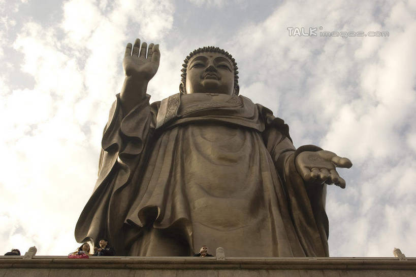 东方人,一个人,无人,站,举,横图,室外,白天,仰视,民族服装,旅游,度假,名胜古迹,标志建筑,地标,建筑,雕塑,中国,亚洲,仅一个男性,仅一个人,仅一个中年男性,阴影,节日,遗迹,艺术,装饰,光线,雕刻,雕像,影子,云,云朵,云彩,黄种人,古迹,文化,文物,娱乐,建设,古建筑,江苏,灵山大佛,无锡,小灵山,蓝色,白云,蓝天,天空,阳光,工艺品,天,祈祷,托,站着,享受,休闲,健康,灵山,旅游胜地,放松,许愿,宗教,佛教,信仰,晴朗,纪念,祈求,美术,主题,陈列,佛祖,古文明,东亚,佛陀,江苏省,灵山胜境,无锡灵山,中华人民共和国,华东地区,苏,功能,美学,无锡市,释教,圣人,佛教创始者,乔达摩.悉达多,如来佛祖,释迦佛,释迦牟尼,我佛如来,平安,男人,男性,中年男性,亚洲人,晴空,举起,举手,举着,向上举,向上伸,向上托,站立,彩图,低角度拍摄,全身,传统服装,民俗服,铜雕,滨湖区,无锡灵山大佛景区,灵山大佛景区,shwf1