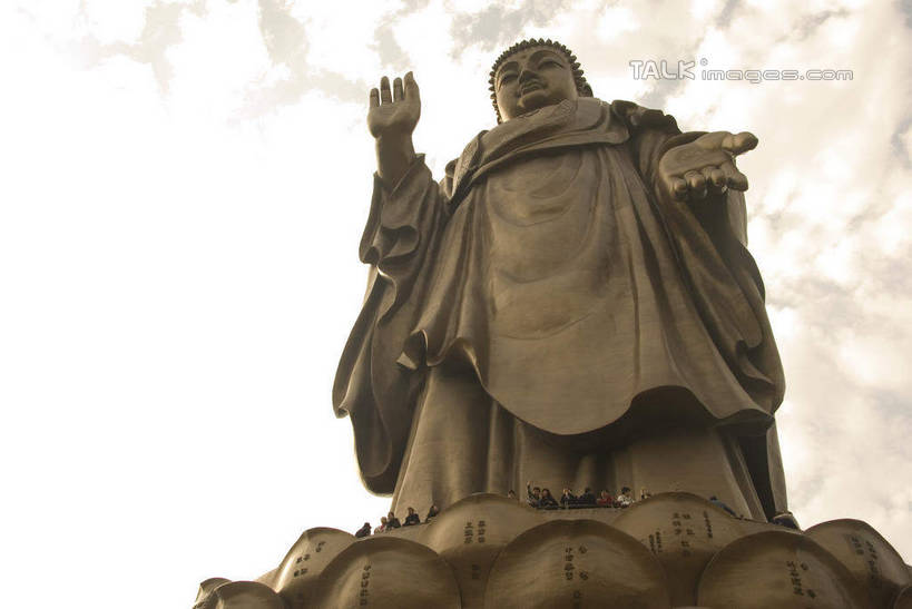 东方人,一个人,无人,站,举,横图,室外,白天,仰视,民族服装,旅游,度假,名胜古迹,标志建筑,地标,建筑,雕塑,中国,亚洲,仅一个男性,仅一个人,仅一个中年男性,阴影,节日,遗迹,艺术,装饰,光线,雕刻,雕像,影子,云,云朵,云彩,黄种人,古迹,文化,文物,娱乐,建设,古建筑,江苏,灵山大佛,无锡,小灵山,蓝色,白云,蓝天,天空,阳光,工艺品,天,祈祷,托,站着,享受,休闲,健康,灵山,旅游胜地,放松,许愿,宗教,佛教,信仰,晴朗,纪念,祈求,美术,主题,陈列,佛祖,古文明,东亚,佛陀,江苏省,灵山胜境,无锡灵山,中华人民共和国,华东地区,苏,功能,美学,无锡市,释教,圣人,佛教创始者,乔达摩.悉达多,如来佛祖,释迦佛,释迦牟尼,我佛如来,平安,男人,男性,中年男性,亚洲人,晴空,举起,举手,举着,向上举,向上伸,向上托,站立,彩图,低角度拍摄,全身,传统服装,民俗服,铜雕,滨湖区,无锡灵山大佛景区,灵山大佛景区,shwf1