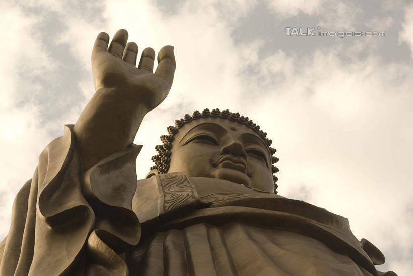 东方人,一个人,无人,站,举,横图,室外,白天,仰视,民族服装,旅游,度假,名胜古迹,标志建筑,地标,建筑,雕塑,中国,亚洲,仅一个男性,仅一个人,仅一个中年男性,阴影,节日,遗迹,艺术,装饰,光线,雕刻,雕像,影子,云,云朵,云彩,黄种人,古迹,文化,文物,娱乐,建设,古建筑,江苏,灵山大佛,无锡,小灵山,蓝色,白云,蓝天,天空,阳光,工艺品,天,祈祷,托,站着,享受,休闲,健康,灵山,旅游胜地,放松,许愿,宗教,佛教,信仰,晴朗,纪念,祈求,美术,主题,陈列,佛祖,古文明,东亚,佛陀,江苏省,灵山胜境,无锡灵山,中华人民共和国,华东地区,苏,功能,美学,无锡市,释教,圣人,佛教创始者,乔达摩.悉达多,如来佛祖,释迦佛,释迦牟尼,我佛如来,平安,男人,男性,中年男性,亚洲人,晴空,举起,举手,举着,向上举,向上伸,向上托,站立,半身,彩图,低角度拍摄,传统服装,民俗服,铜雕,滨湖区,无锡灵山大佛景区,灵山大佛景区,shwf1
