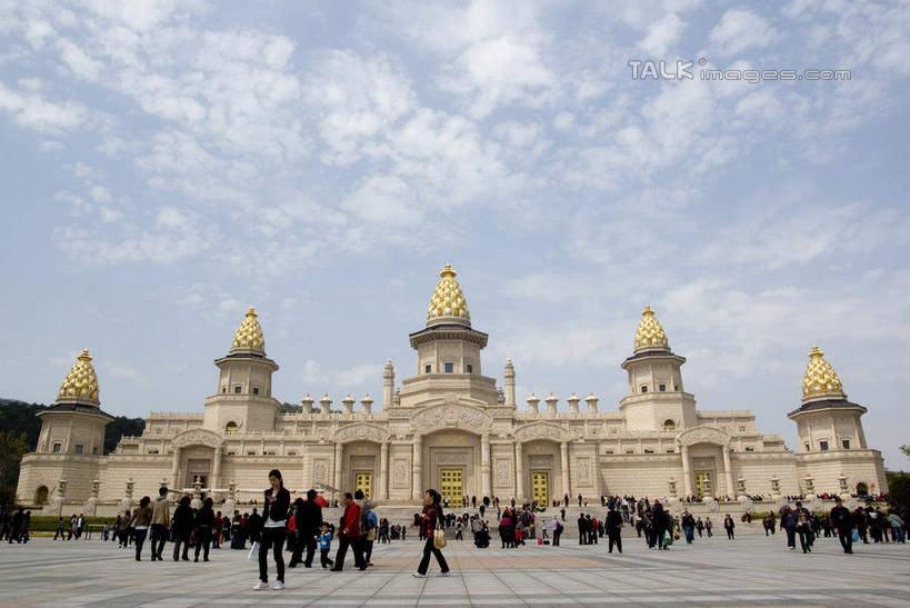 东方人,宫殿,走,横图,室外,白天,仰视,旅游,度假,名胜古迹,标志建筑,地标,建筑,中国,亚洲,行人,游客,游人,服装,节日,遗迹,云,云朵,许多人,云彩,注视,休闲装,黄种人,古迹,文化,文物,娱乐,建设,古建筑,江苏,无锡,路人,旅客,衣服,蓝色,白云,蓝天,天空,天,观察,看,祈祷,一群人,享受,休闲,健康,休闲服,旅游胜地,放松,许愿,宗教,服饰,佛教,信仰,晴朗,观看,纪念,祈求,察看,宫廷,关注,古文明,东亚,江苏省,灵山胜境,中华人民共和国,华东地区,苏,无锡市,王宫,释教,过客,平安,男人,男性,年轻男性,年轻女性,女人,女性,亚洲人,晴空,步行,散步,走路,半身,彩图,低角度拍摄,皇宫,灵山梵宫,太湖国家旅游度假区滨湖区,shwf1