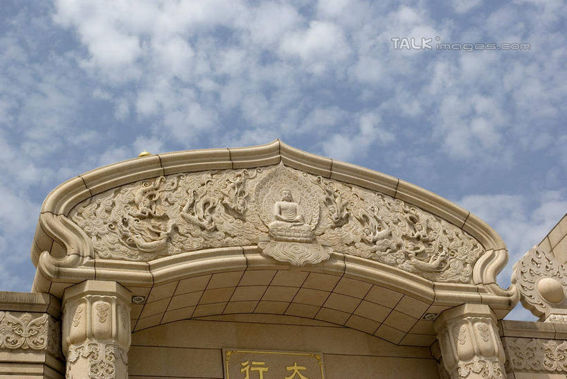 无人,宫殿,横图,室外,白天,仰视,旅游,度假,绘画,名胜古迹,标志建筑,地标,建筑,雕塑,中国,亚洲,节日,遗迹,艺术,装饰,雕刻,雕像,浮雕,云,云朵,云彩,古迹,文化,文物,娱乐,建设,古建筑,江苏,无锡,蓝色,白云,蓝天,天空,工艺品,天,祈祷,享受,休闲,健康,旅游胜地,放松,许愿,宗教,佛教,信仰,晴朗,纪念,祈求,美术,宫廷,主题,陈列,古文明,东亚,江苏省,灵山胜境,中华人民共和国,华东地区,苏,功能,美学,无锡市,王宫,释教,平安,晴空,画画,彩图,低角度拍摄,皇宫,灵山梵宫,太湖国家旅游度假区滨湖区,shwf1