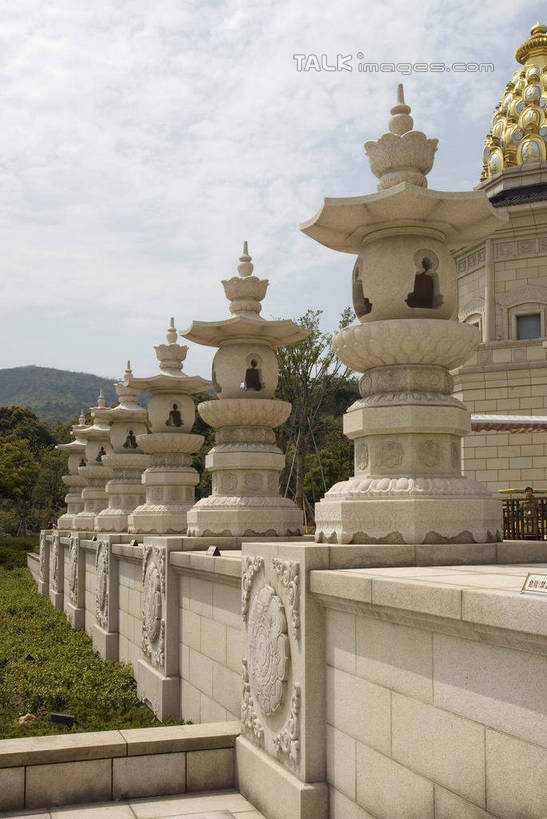 无人,宫殿,竖图,室外,白天,正面,旅游,度假,草地,草坪,名胜古迹,植物,标志建筑,地标,建筑,中国,亚洲,节日,遗迹,云,云朵,云彩,古迹,文化,文物,娱乐,建设,古建筑,江苏,无锡,草,蓝色,绿色,白云,蓝天,天空,天,祈祷,享受,休闲,健康,旅游胜地,放松,许愿,宗教,佛教,信仰,晴朗,纪念,祈求,宫廷,古文明,东亚,江苏省,灵山胜境,中华人民共和国,华东地区,苏,无锡市,王宫,释教,平安,晴空,彩图,皇宫,灵山梵宫,太湖国家旅游度假区滨湖区,shwf1