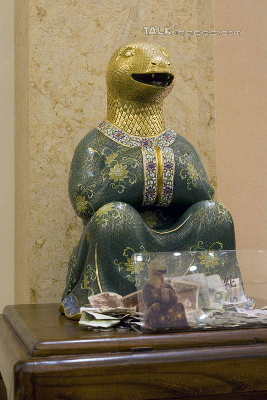 无人,宫殿,坐,竖图,室内,白天,正面,民族服装,旅游,度假,名胜古迹,标志建筑,地标,建筑,野生动物,雕塑,中国,亚洲,阴影,节日,遗迹,艺术,装饰,光线,爬行动物,蛇,雕刻,雕像,影子,灯光,注视,古迹,文化,文物,娱乐,建设,传统,古建筑,江苏,无锡,十二生肖,动物,工艺品,观察,看,祈祷,享受,休闲,健康,属相,旅游胜地,放松,许愿,宗教,生肖,佛教,信仰,观看,纪念,祈求,美术,察看,宫廷,关注,冷血动物,主题,凶猛,脊椎动物,长虫,陈列,古文明,东亚,江苏省,灵山胜境,中华人民共和国,华东地区,苏,功能,美学,兽历,无锡市,王宫,释教,残暴,平安,凶残,坐着,彩图,全身,传统服装,民俗服,皇宫,灵山梵宫,太湖国家旅游度假区滨湖区,冷血,shwf1