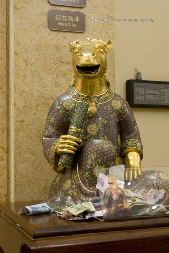 无人,宫殿,坐,竖图,室内,白天,正面,民族服装,旅游,度假,名胜古迹,标志建筑,地标,建筑,马,野生动物,雕塑,中国,亚洲,阴影,节日,遗迹,艺术,装饰,光线,雕刻,雕像,影子,灯光,注视,古迹,文化,文物,娱乐,建设,传统,古建筑,江苏,无锡,十二生肖,动物,工艺品,观察,看,祈祷,享受,休闲,健康,属相,旅游胜地,放松,许愿,运输,宗教,生肖,佛教,牲畜,信仰,观看,纪念,祈求,美术,察看,宫廷,关注,主题,陈列,古文明,东亚,江苏省,灵山胜境,中华人民共和国,华东地区,苏,功能,美学,兽历,无锡市,王宫,释教,平安,坐着,彩图,全身,传统服装,民俗服,皇宫,灵山梵宫,太湖国家旅游度假区滨湖区,shwf1