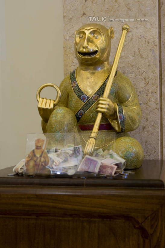 无人,宫殿,坐,竖图,室内,白天,正面,民族服装,旅游,度假,名胜古迹,标志建筑,地标,建筑,哺乳动物,猴,野生动物,猴子,雕塑,中国,亚洲,阴影,节日,遗迹,艺术,装饰,光线,雕刻,雕像,影子,灯光,注视,古迹,文化,文物,娱乐,建设,传统,古建筑,江苏,无锡,十二生肖,动物,工艺品,观察,看,祈祷,享受,休闲,健康,属相,旅游胜地,放松,可爱,许愿,宗教,生肖,佛教,信仰,活泼,观看,纪念,祈求,美术,察看,宫廷,关注,主题,陈列,古文明,东亚,江苏省,灵山胜境,中华人民共和国,华东地区,苏,功能,美学,兽历,无锡市,王宫,释教,平安,坐着,彩图,全身,传统服装,民俗服,皇宫,灵山梵宫,太湖国家旅游度假区滨湖区,shwf1