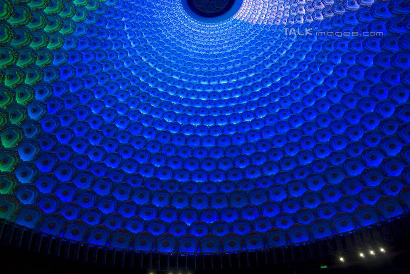 无人,宫殿,横图,室内,白天,仰视,旅游,度假,名胜古迹,标志建筑,地标,建筑,中国,亚洲,阴影,节日,遗迹,透明,光线,圆形,图形,影子,圆,灯光,几何,古迹,文化,文物,娱乐,建设,古建筑,江苏,无锡,蓝色,祈祷,享受,休闲,健康,旅游胜地,放松,许愿,宗教,佛教,信仰,纪念,祈求,宫廷,数学,古文明,东亚,江苏省,灵山胜境,中华人民共和国,华东地区,苏,理智,沉静,无锡市,王宫,释教,冷色,高深,冷淡,平安,彩图,低角度拍摄,皇宫,几何图形,平面图形,灵山梵宫,太湖国家旅游度假区滨湖区,shwf1