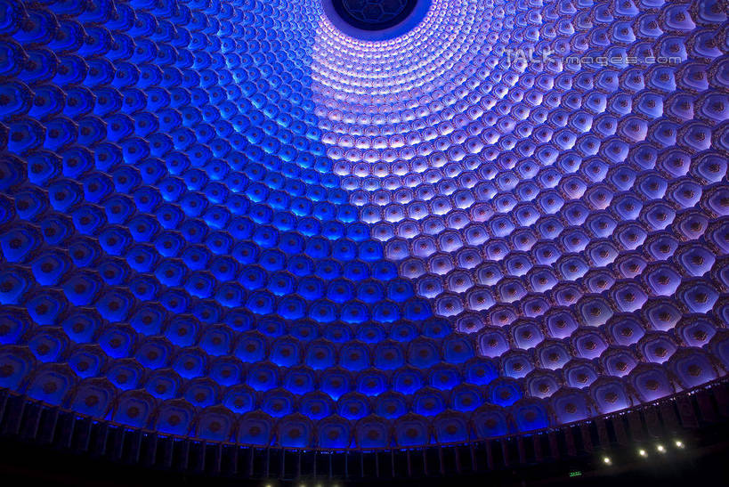 无人,宫殿,横图,室内,白天,仰视,旅游,度假,名胜古迹,标志建筑,地标,建筑,中国,亚洲,阴影,节日,遗迹,透明,光线,圆形,图形,影子,圆,灯光,几何,古迹,文化,文物,娱乐,建设,古建筑,江苏,无锡,蓝色,紫色,祈祷,享受,休闲,健康,旅游胜地,放松,许愿,宗教,佛教,信仰,纪念,祈求,宫廷,数学,古文明,东亚,江苏省,灵山胜境,中华人民共和国,华东地区,苏,理智,沉静,无锡市,王宫,释教,冷色,高深,冷淡,平安,彩图,低角度拍摄,皇宫,几何图形,平面图形,灵山梵宫,太湖国家旅游度假区滨湖区,shwf1