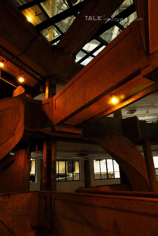 无人,工厂,竖图,室内,白天,仰视,旅游,度假,建材,标志建筑,地标,建筑,照明,上海,中国,亚洲,阴影,反射,材料,影子,柱子,混凝土,灯光,娱乐,建设,1933创意园,虹口区,吊灯,水泥,灯,灯具,享受,休闲,旅游胜地,放松,建造,照亮,申,照明设备,东亚,上海市,中华人民共和国,沪,华东地区,彩图,低角度拍摄,工地,制造厂,上海1933,1933老场房,shwf1