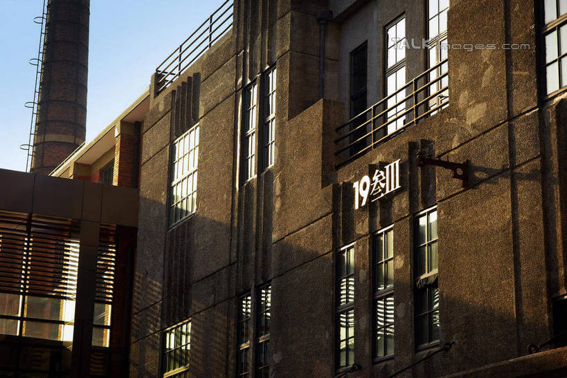 无人,工厂,横图,室外,白天,仰视,旅游,度假,窗户,标志建筑,地标,建筑,上海,中国,亚洲,阴影,光线,影子,娱乐,建设,1933创意园,虹口区,玻璃窗,蓝色,蓝天,天空,阳光,天,享受,休闲,旅游胜地,放松,晴朗,申,东亚,上海市,万里无云,中华人民共和国,沪,华东地区,晴空,晴空万里,彩图,低角度拍摄,工地,制造厂,上海1933,1933老场房,shwf1