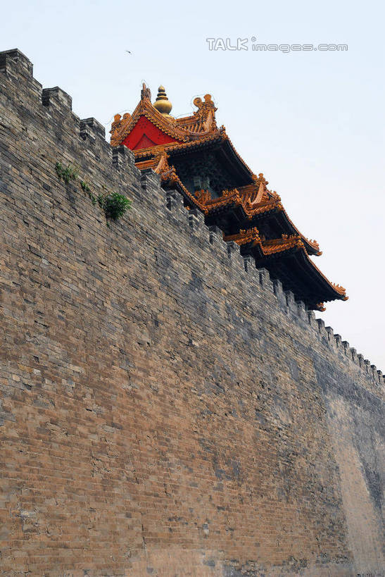 无人,故宫,竖图,室外,白天,正面,旅游,度假,名胜古迹,标志建筑,地标,建筑,北京,中国,亚洲,阴影,遗迹,光线,影子,墙,首都,古迹,文物,娱乐,建设,城墙,古建筑,角楼,墙壁,墙面,蓝色,蓝天,天空,阳光,紫禁城,天,享受,休闲,旅游胜地,放松,晴朗,古文明,东亚,万里无云,中华人民共和国,东城区,北京市,京,北平,华北地区,晴空,晴空万里,彩图,故宫博物院,北京紫禁城,北京故宫,shwf1