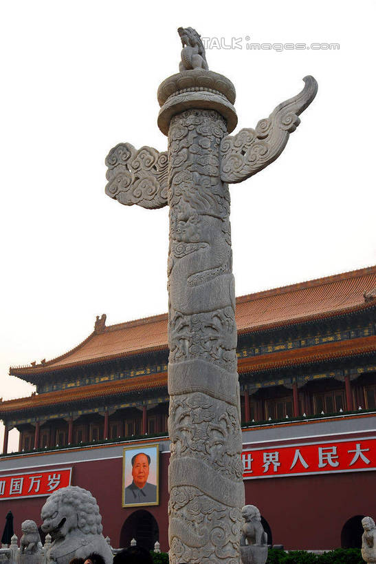 无人,天安门,竖图,照片,室外,白天,仰视,旅游,度假,名胜古迹,标志建筑,地标,建筑,哺乳动物,野生动物,狮子,雕塑,北京,天安门广场,中国,亚洲,阴影,辟邪,遗迹,艺术,装饰,光线,标志,雕刻,雕像,文字,影子,柱子,字符,首都,古迹,文化,文物,娱乐,标识,建设,古建筑,华表,石雕,石柱,蓝色,蓝天,天空,阳光,动物,工艺品,石狮,天,祈祷,享受,休闲,健康,汉字,旅游胜地,放松,许愿,摄影,晴朗,纪念,华丽,修饰,祈求,美术,点缀,中文,主题,凶猛,陈列,古文明,东亚,万里无云,中华人民共和国,东城区,北京市,京,北平,华北地区,功能,美学,衬托,美观,雅致,雅观,驱邪,祛邪,避邪,国文,华文,天安门城楼,守护神,残暴,平安,凶残,相片,晴空,晴空万里,彩图,低角度拍摄,拍摄,照相,承天门,桓表,shwf1